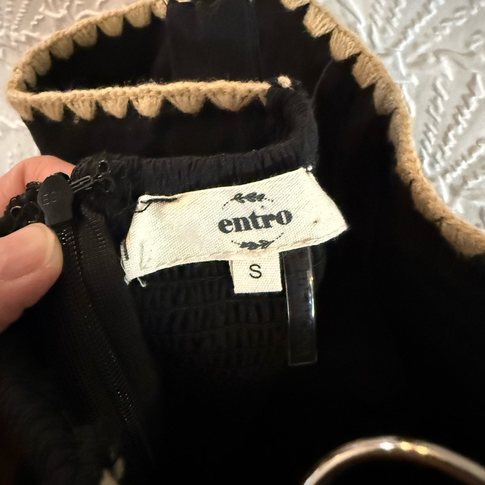 🛍️ Entro Black Romper with Cream Scallop Trim - Picture 2 of 5